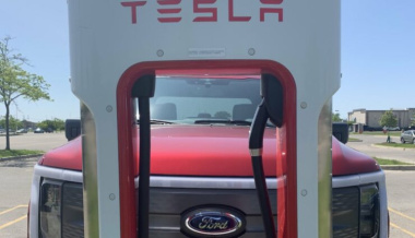 Tesla-Rivale Fisker als neuester Supercharger-Partner, Rivian-CEO erklärt Modell dahinter