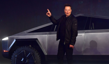 Der Cybertruck von Tesla wird in freier Wildbahn gesichtet – und sieht neben den normalen Autos verrückt aus