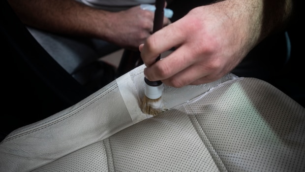 hartnäckige flecken auf dem autositz: einfacher trick entfernt alle verschmutzungen