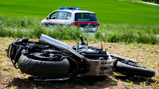 autolenker übersah motorrad: biker (57) sofort tot
