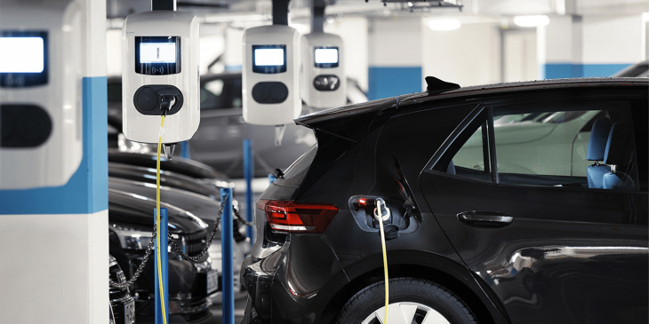 kfw-studie: jeder siebte firmenwagen ist ein e-auto oder plug-in-hybrid