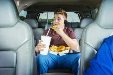 Neues E-Auto, hangry Teenager und Fiskers Taco Tray: Streitfrage Essen im Auto