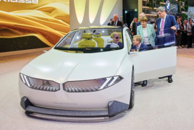 Panoramic Vision: Olaf Scholz besucht BMW auf der IAA 2023