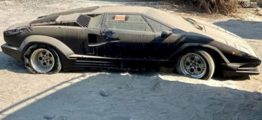 Lamborghini Countach unter riesigen Sandbergen entdeckt