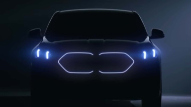 BMW X2 (2024): Erster Teaser zeigt leuchtenden Grill