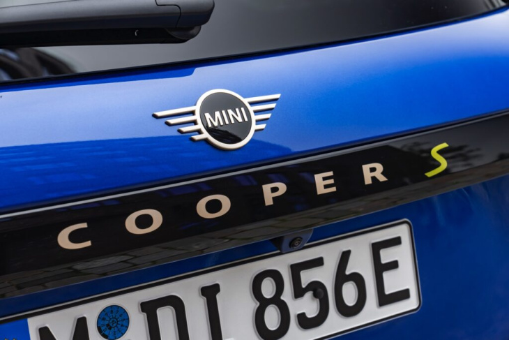 mini cooper se j01: mehr fotos vom neuen elektro-mini in blau