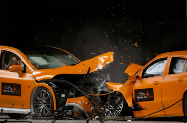 Mittwoch Magazin: Mercedes-Benz Crashtest mit 2 Elektroautos. Recycling-Fortschritte bei Batterien. VoltaTrucks & die Proterra-Pleite. Smart #1 Pro – neues Einstiegsmodell.