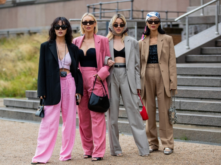 statt crossbody bag: im herbst 2023 tragen modefrauen diese trend-tasche