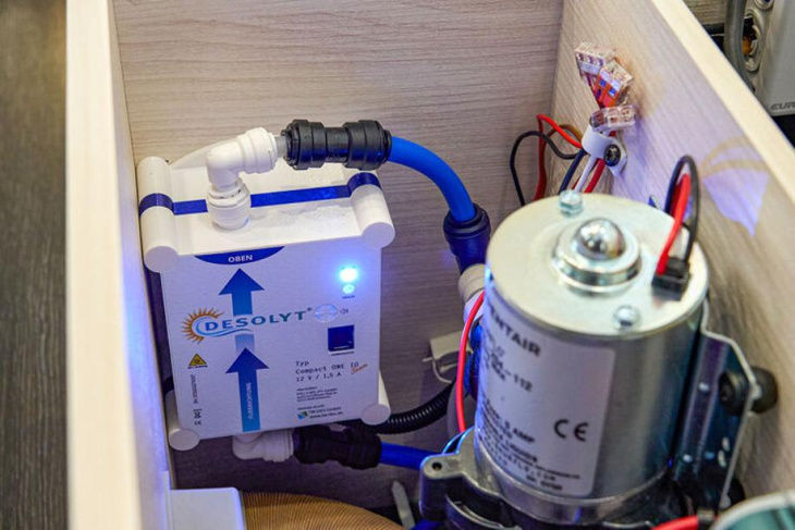 uv-desinfektionsanlage für den frischwassertank: trinken aus dem wohnmobil-wasserhahn dank uv-power