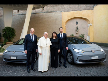 Volkswagen elektrifiziert die Fahrzeugflotte des Papstes