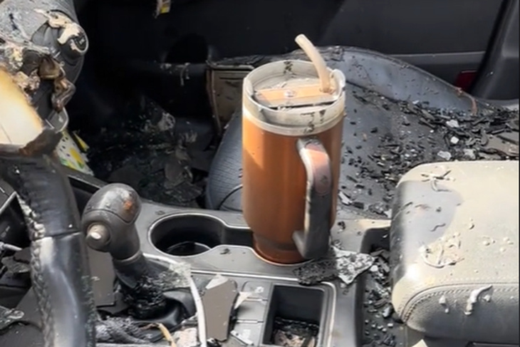 auto brennt aus: unbeschadeter thermobecher „hat noch eis drinnen“