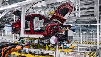 autoindustrie steigert umsatz und gewinn, akzeptanz des elektro-autos schwierig