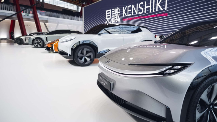 toyota zeigt neue elektroautos und künftige batterietechnologien