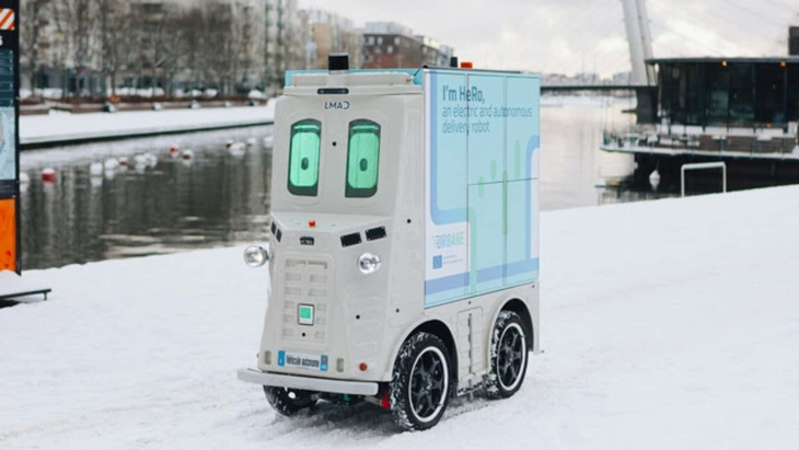 elektrisches roboterauto liefert weihnachtspakete in helsinki aus