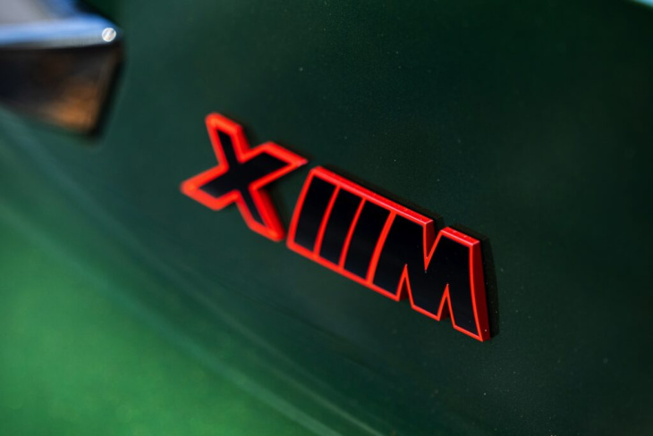rot-grün mit 748 ps: bmw xm label red in anglesey green