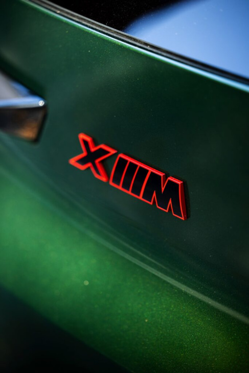 rot-grün mit 748 ps: bmw xm label red in anglesey green