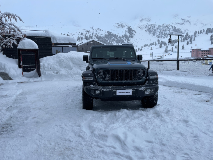 mit dem jeep wrangler im schnee