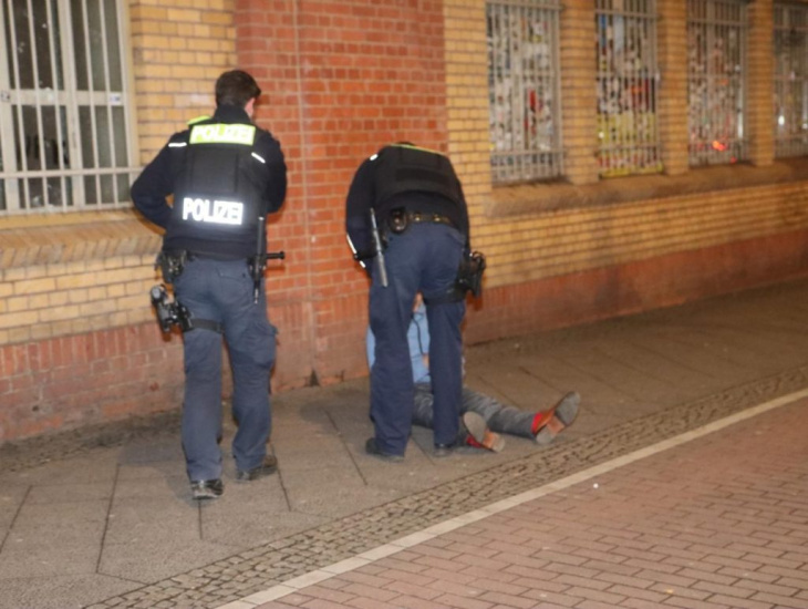 berlin: suv rammt auto vor den augen der polizei – fahrer kann kaum stehen