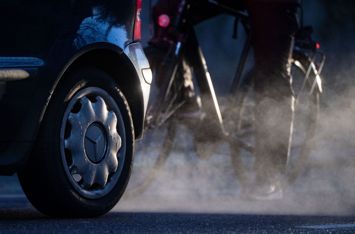 mehr als 100.000 autos betroffen: mercedes ruft zehntausende fahrzeuge in deutschland zurück