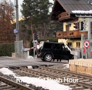 Dramatisches Video aus Kitzbühel: Jeep zwischen Schranken gefangen