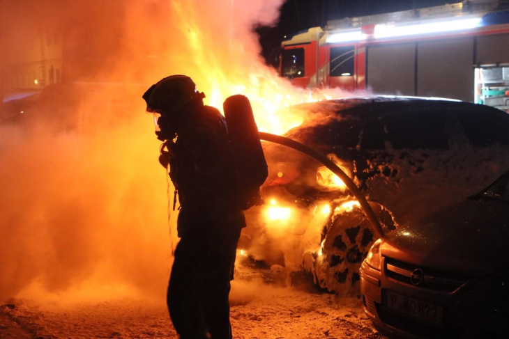 fahrzeuge brennen lichterloh in berlin: flammen schlagen aus mercedes in oderstraße, brand an räumfahrzeug