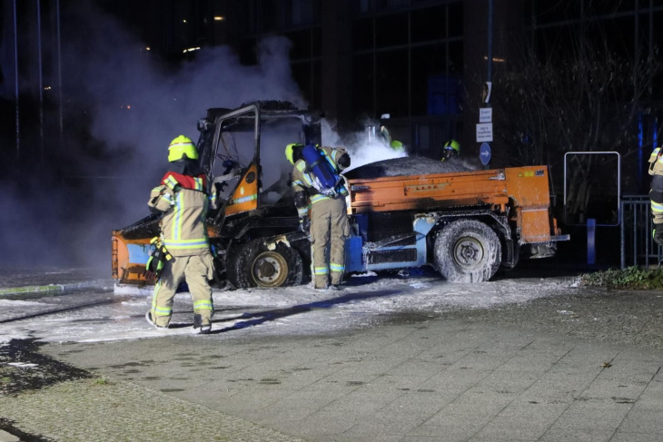 fahrzeuge brennen lichterloh in berlin: flammen schlagen aus mercedes in oderstraße, brand an räumfahrzeug