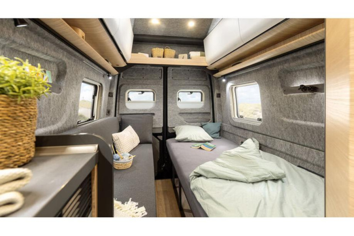 neuer campingbus-grundriss mit längsbetten