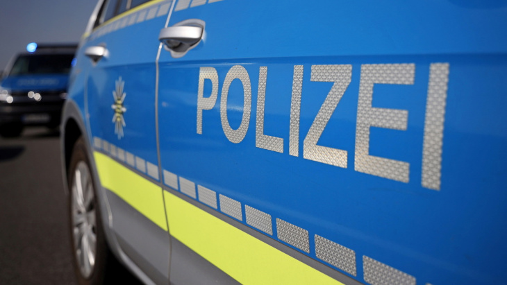 betrunkener mercedes-fahrer rammt zwei geparkte autos in moritzburg