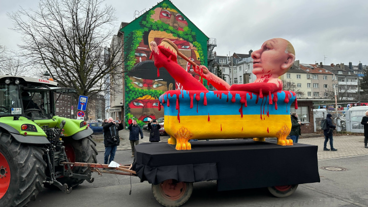 das waren die mottowagen beim rosenmontagszug 2023 in düsseldorf