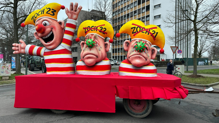 das waren die mottowagen beim rosenmontagszug 2023 in düsseldorf