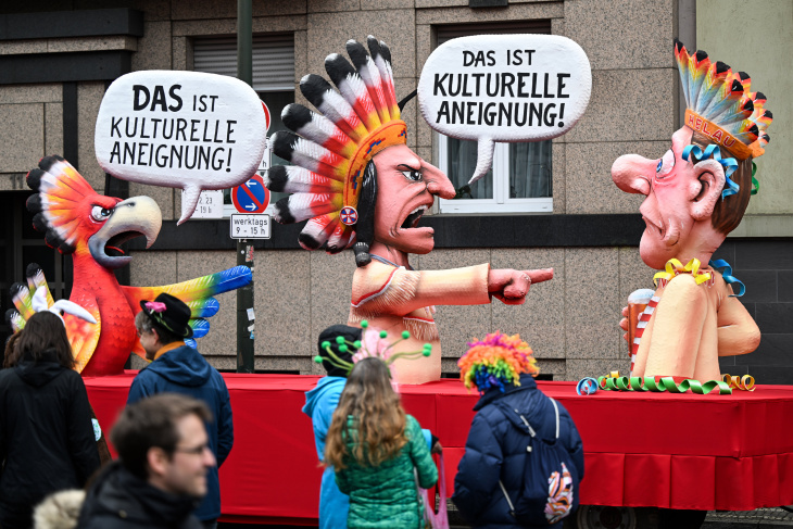 das waren die mottowagen beim rosenmontagszug 2023 in düsseldorf