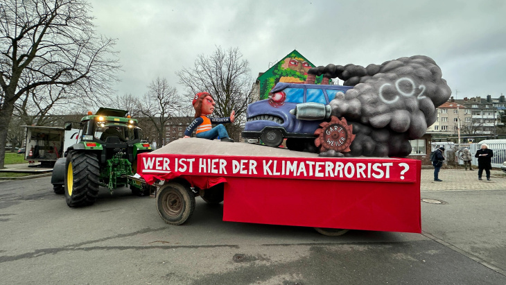 das waren die mottowagen beim rosenmontagszug 2023 in düsseldorf