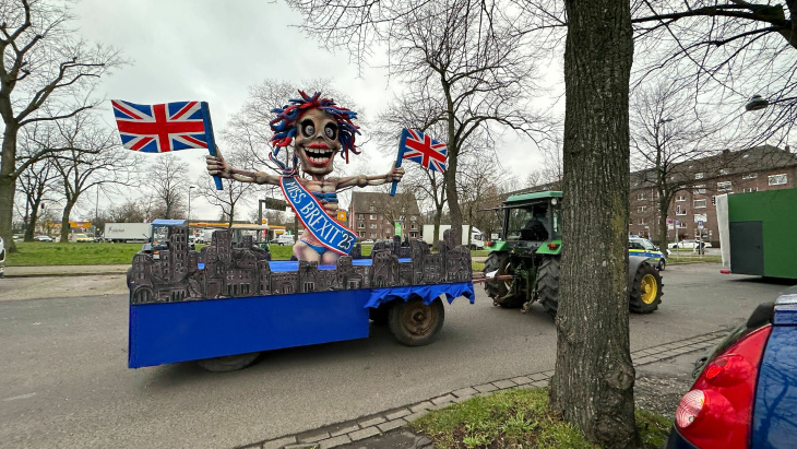 das waren die mottowagen beim rosenmontagszug 2023 in düsseldorf