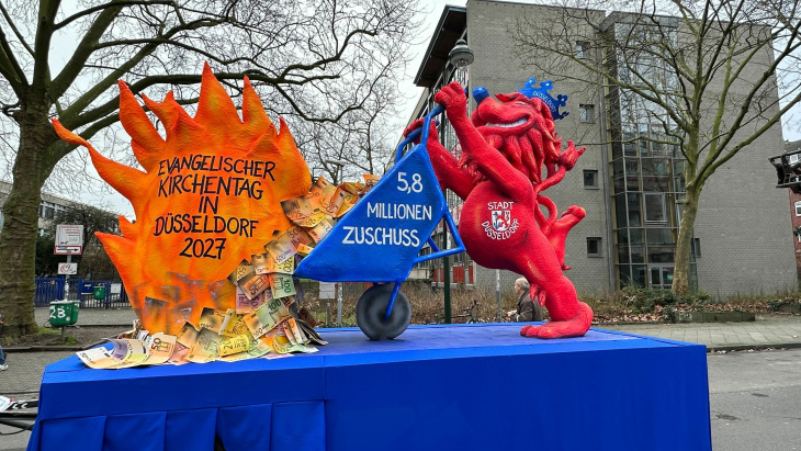 das waren die mottowagen beim rosenmontagszug 2023 in düsseldorf