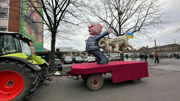 das waren die mottowagen beim rosenmontagszug 2023 in düsseldorf