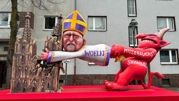 das waren die mottowagen beim rosenmontagszug 2023 in düsseldorf