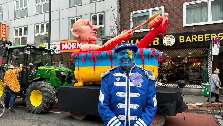 das waren die mottowagen beim rosenmontagszug 2023 in düsseldorf