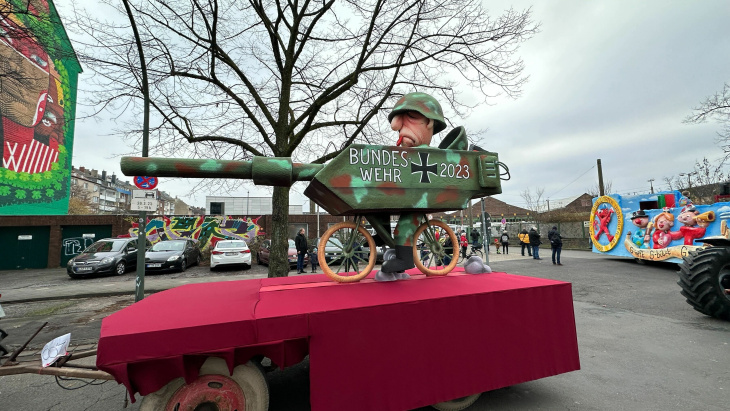 das waren die mottowagen beim rosenmontagszug 2023 in düsseldorf