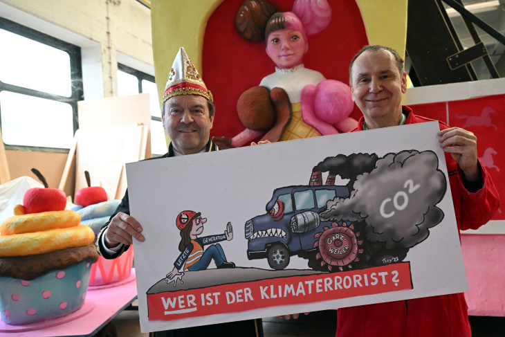 das waren die mottowagen beim rosenmontagszug 2023 in düsseldorf