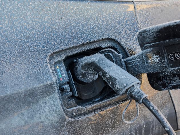 adac-test zeigt hohe reichweitenverluste von elektroautos im winter auf