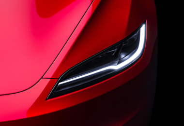 Neues Tesla Model 3 bekommt adaptives Fernlicht