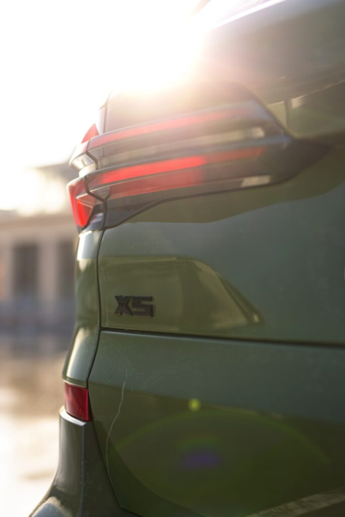 hingucker im tarn-look: bmw x5 m60i in urban green