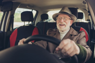 TÜV fordert Senioren auf, ihre Fahrtauglichkeit zu überprüfen