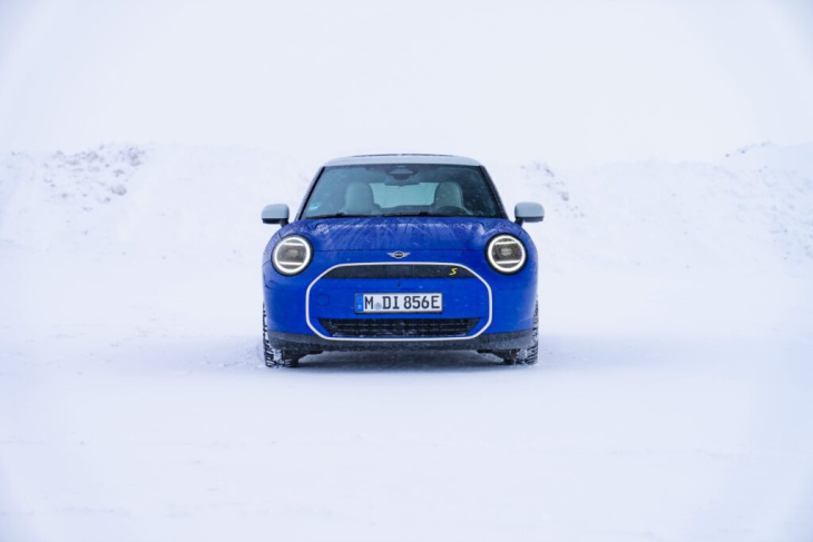 blazing blue im winter: mehr fotos zum mini cooper j01
