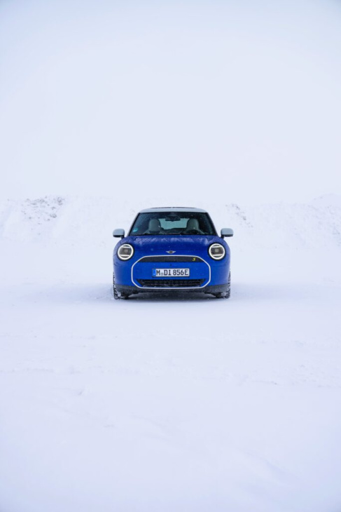 blazing blue im winter: mehr fotos zum mini cooper j01