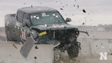 Video: Massives Rivian-E-Auto durchbricht Leitplanke bei Crashtest