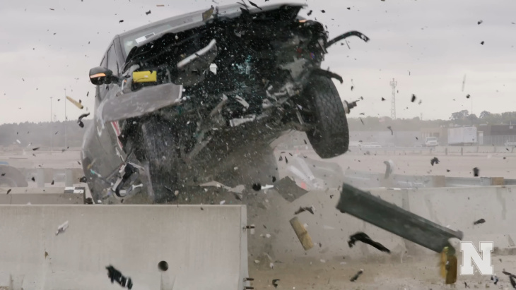 video: massives rivian-e-auto durchbricht leitplanke bei crashtest