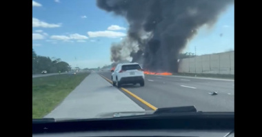 Tragische Notlandung auf Autobahn in Florida: Geschäftsjet kollidiert mit Auto und fordert zwei Todesopfer
