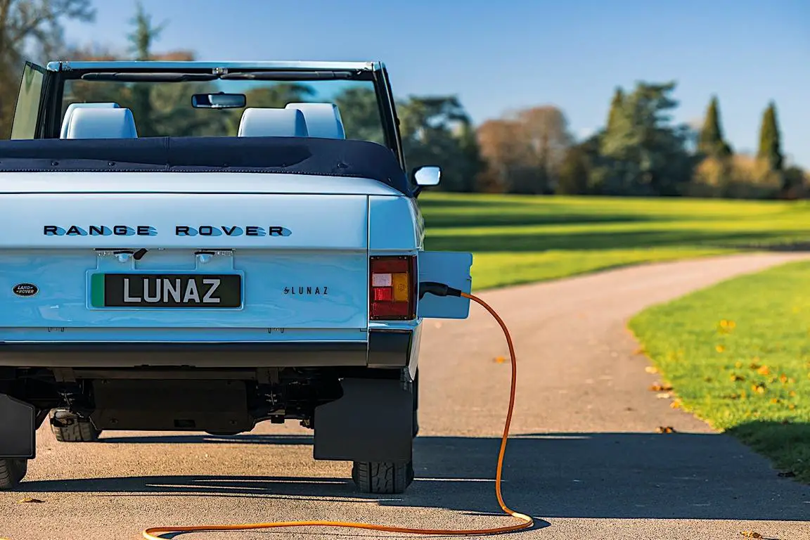 lunaz 1983 range rover safari: jetzt elektrisch und mit high-tech!
