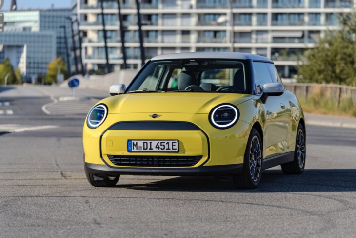 mini cooper e 2024: mehr fotos vom j01 ab 32.900 euro